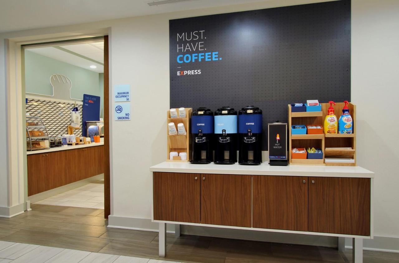 Holiday Inn Express Hotel And Suites Lincoln Airport By Ihg Esterno foto