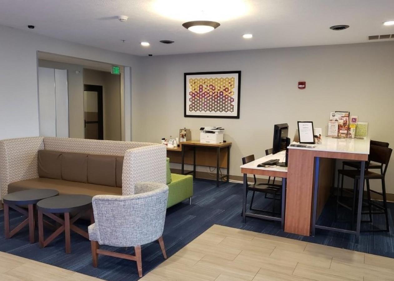 Holiday Inn Express Hotel And Suites Lincoln Airport By Ihg Esterno foto