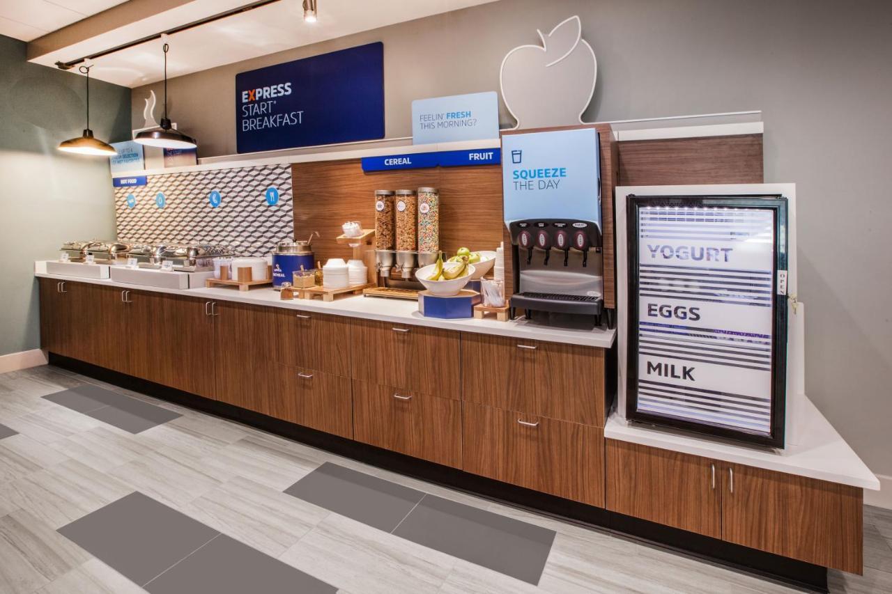 Holiday Inn Express Hotel And Suites Lincoln Airport By Ihg Esterno foto