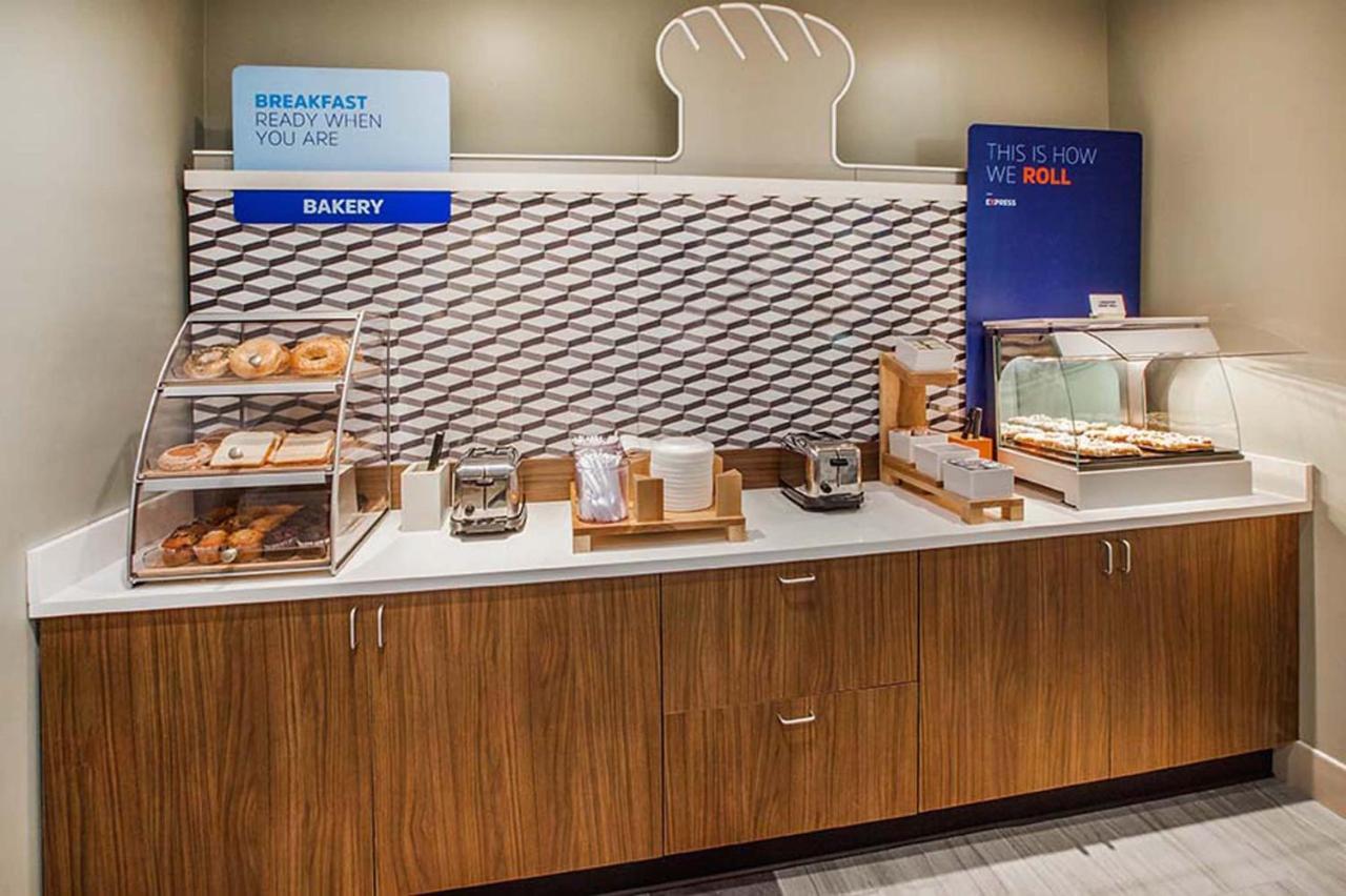Holiday Inn Express Hotel And Suites Lincoln Airport By Ihg Esterno foto